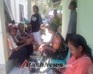 Babinsa Koramil 1618-06/Bian Berbaur dengan Warga Desa Oepuah, Ajak Pasang Umbul-Umbul Sambut HUT RI ke-80