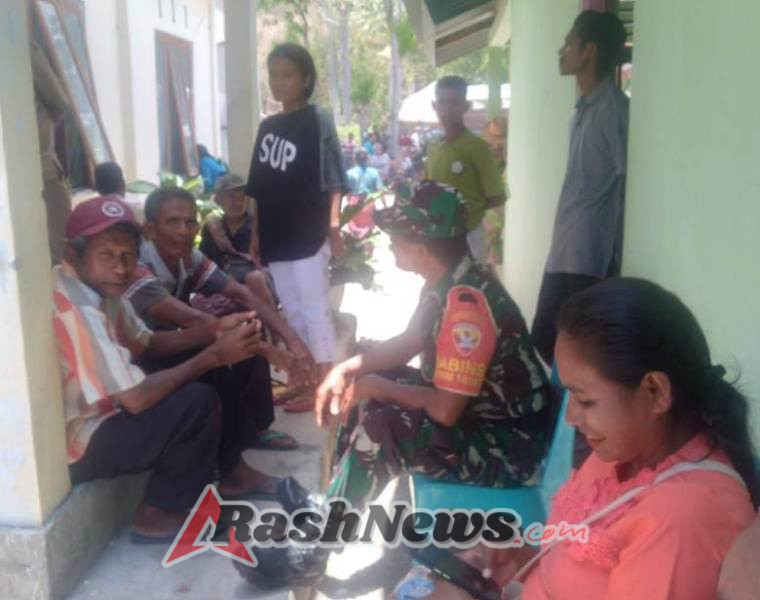 Babinsa Koramil 1618-06/Bian Berbaur dengan Warga Desa Oepuah, Ajak Pasang Umbul-Umbul Sambut HUT RI ke-80