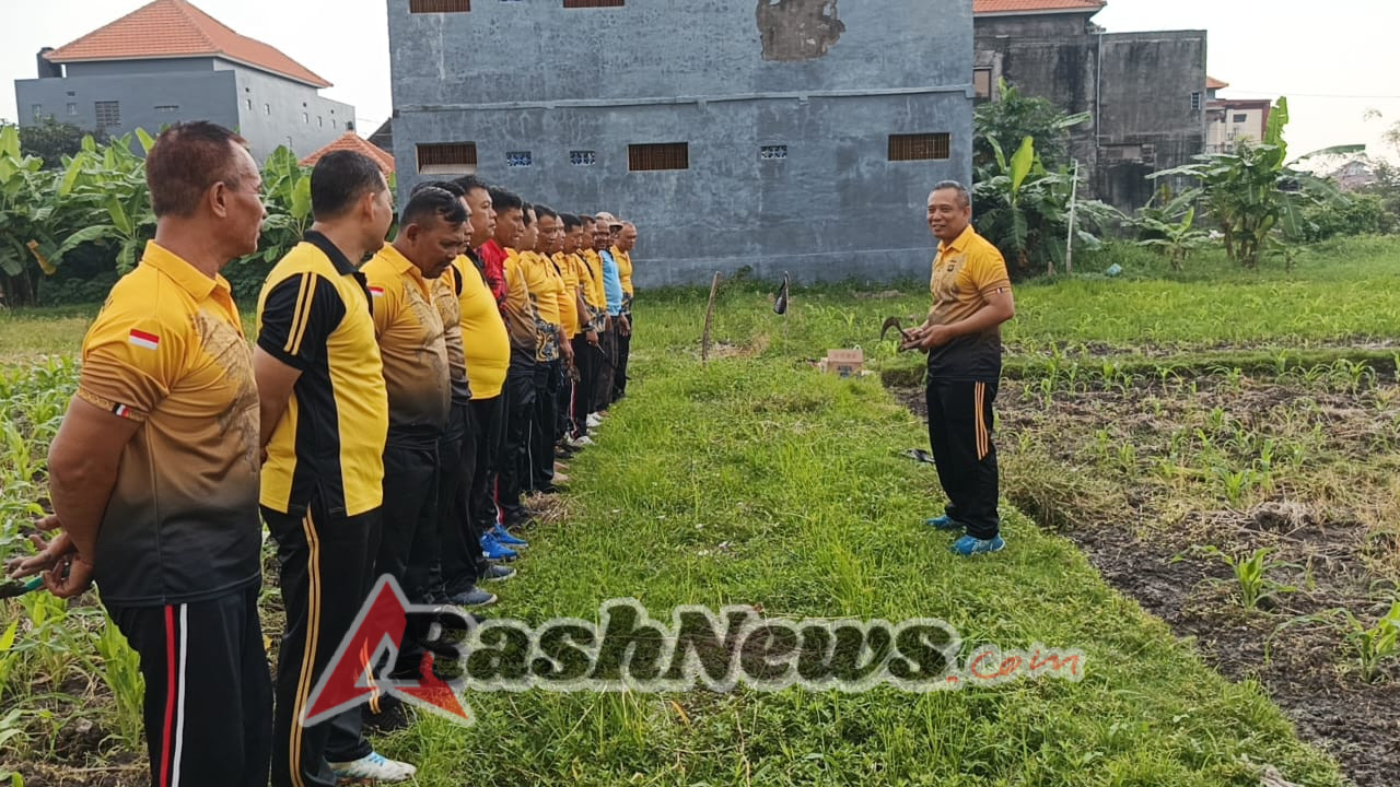 Kapolsek Dentim Pimpin Pemeliharaan Tanaman Jagung Warga Binaan di Kelurahan Penatih