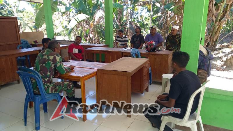 Babinsa Koramil 01/Kota So’e Bersinergi Bersama Masyarakat Bangun Kandang Ayam Petelur Usaha bumdes mentari