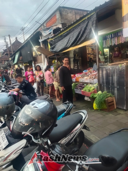 Anggota Unit Reskrim Polsek Manggis Edukasi Pedagang Untuk Waspada Terhadap Tindak Kejahatan