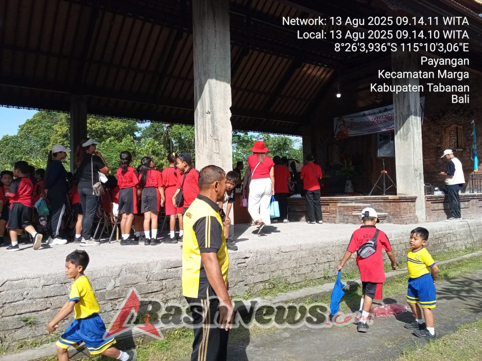 Ciptakan Situasi Kondusif Bhabinkamtibmas Desa Payangan Pengamanan Gerak Jalan Santai Menyambut HUT RI Ke 80