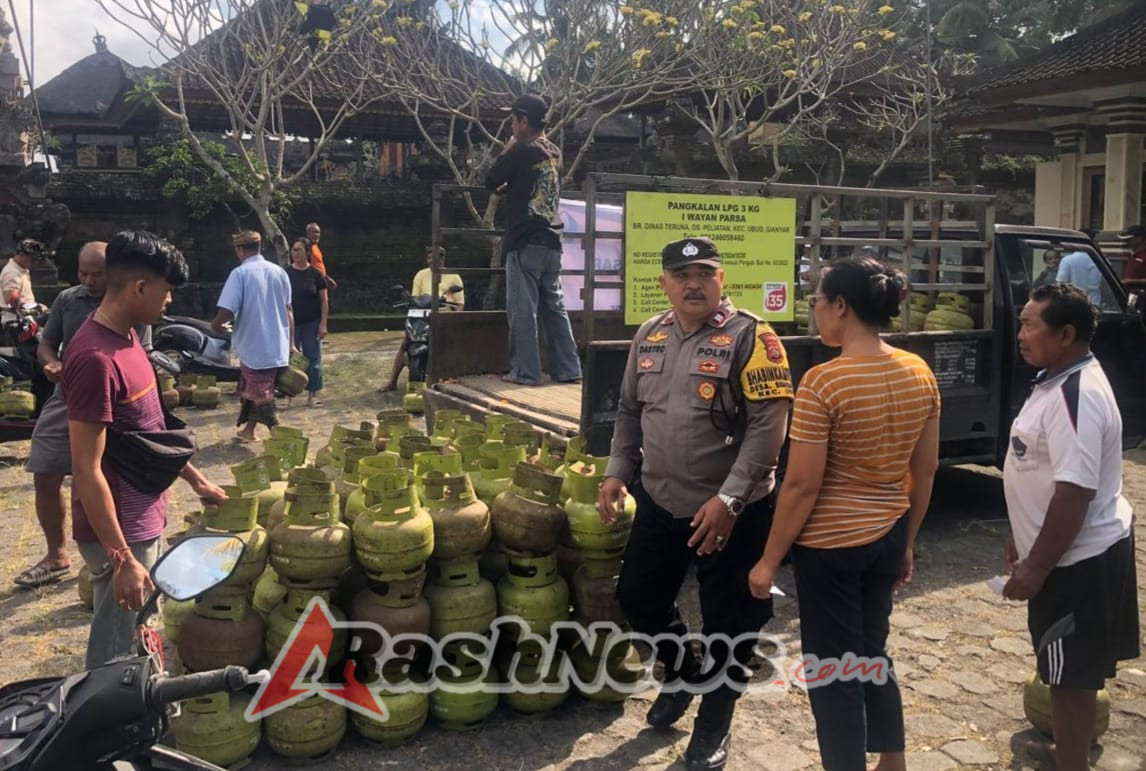 Atasi Kelangkaan, Bhabinkamtibmas Desa Singakerta Amankan Kegiatan Pasar Murah Gas LPG 3 Kg
