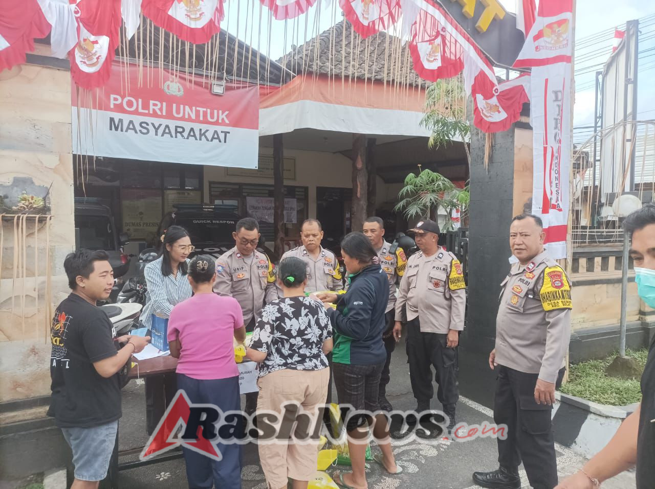 Jaga Stabilitas Harga Pangan Di Masyarakat Polsek Selat Salurkan Beras SPHP Untuk Masyarakat