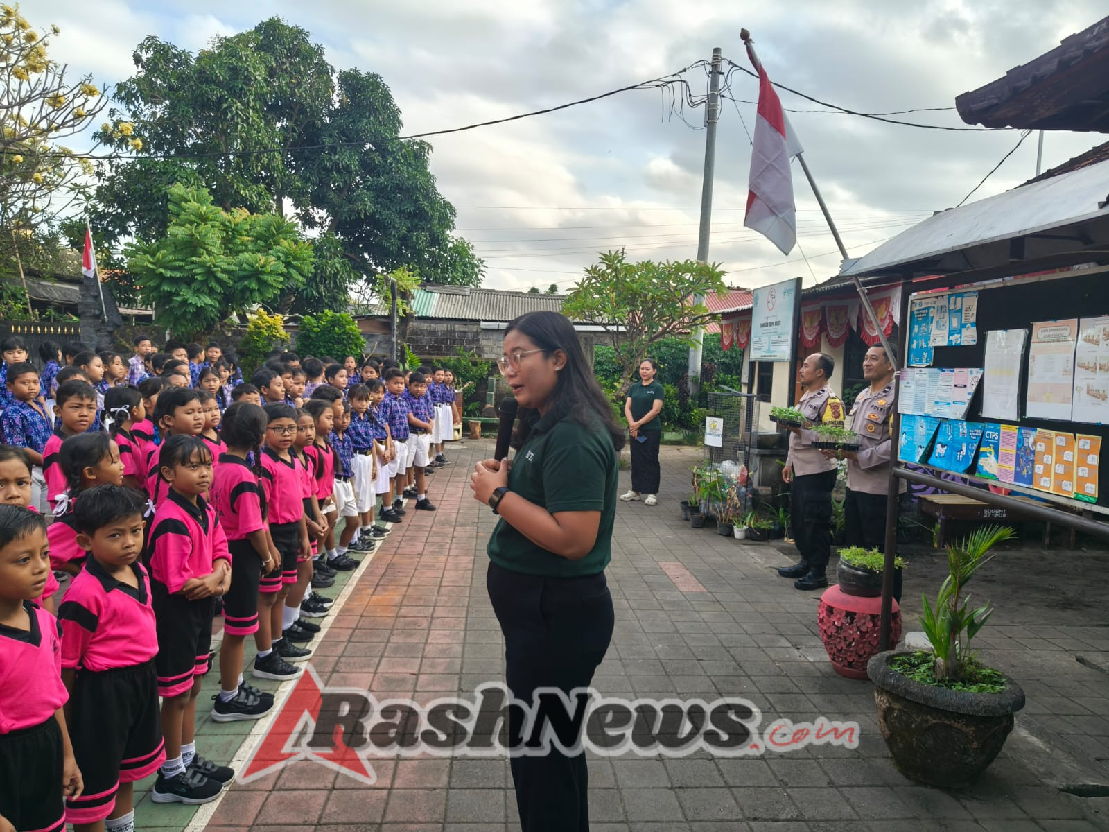 Giat Ketahanan Pangan, Bhabinkamtibmas Bagikan 100 Bibit Tanaman ke SDN 9 Sumerta
