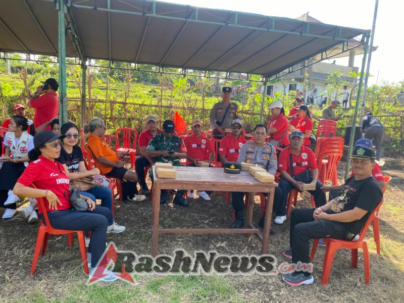 Bhabinkamtibmas Desa Megati Aiptu I Gede Suastika Atensi Kegiatan Pembukaan PORDES Desa Megati Menyambut HUT RI Ke 80