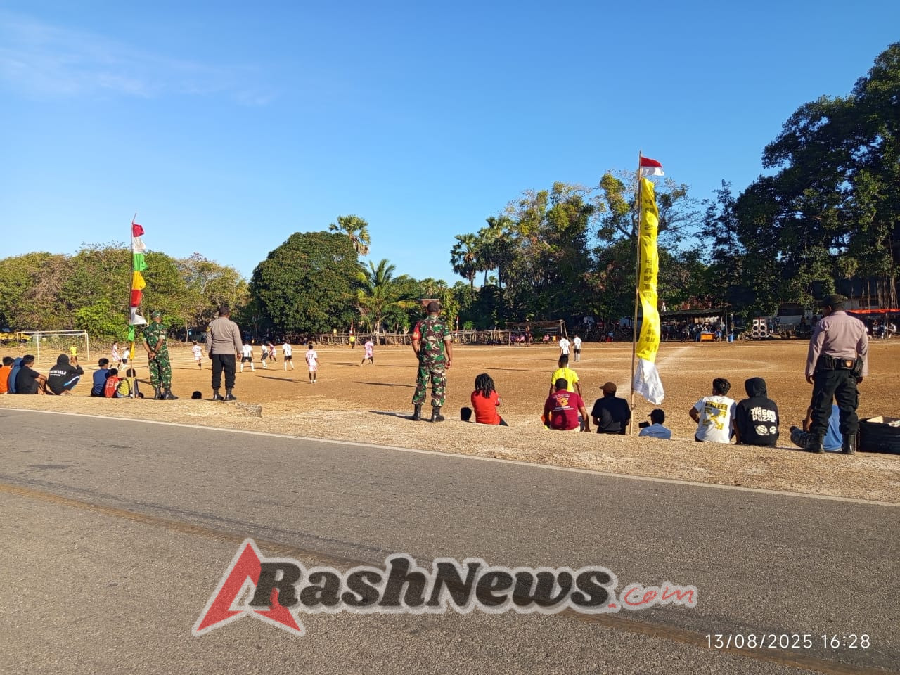 Babinsa Koramil 02/Pantai Baru PAM Pertandingan Sepak Bola