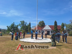 Babinsa dan Bhabinkamtibmas Dampingi Pelatihan Paskibra SMA Binino Sambut HUT RI ke-80 di Bikomi Tengah