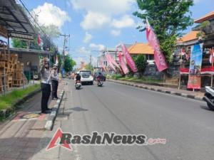 Personel Polsek Kuta Utara Urai Kepadatan Arus Lalin Depan GOR  Kerobokan