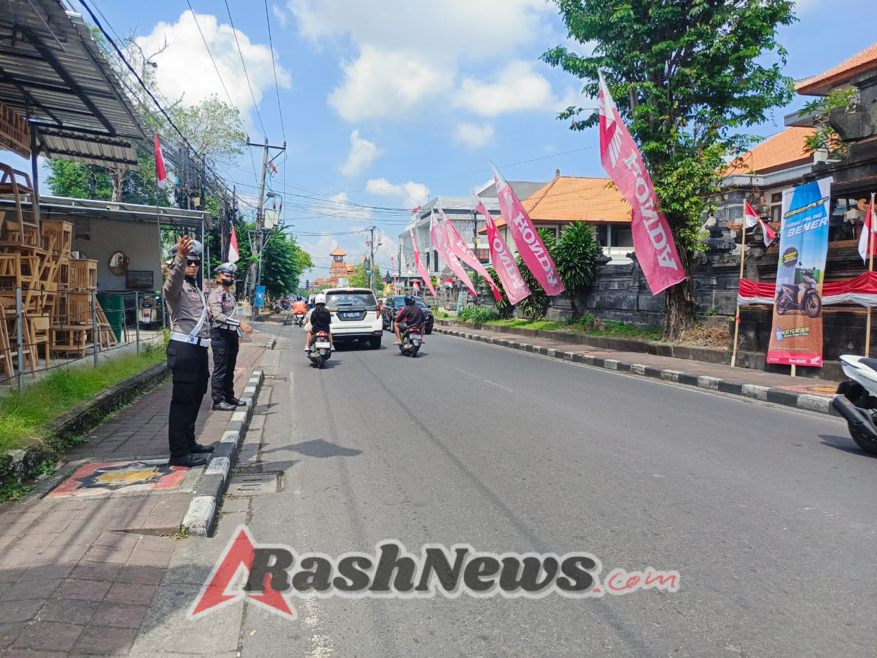 Personel Polsek Kuta Utara Urai Kepadatan Arus Lalin Depan GOR  Kerobokan