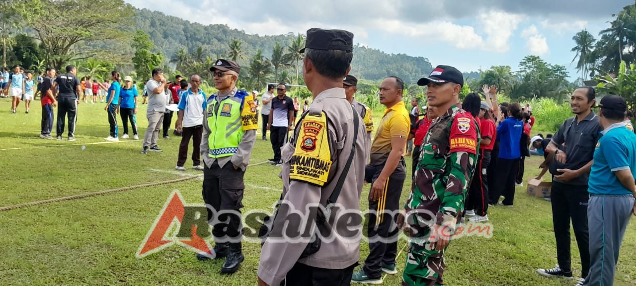 Sambut HUT kemerdekaan RI ke-80, Babinsa Desa Sinduwati amankan kegiatan lomba permainan tradisional.