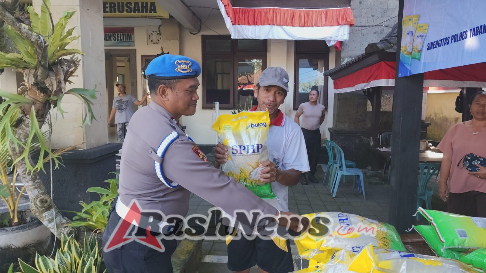 Polsek Seltim Salurkan Beras Murah SPHP, stabilkan Harga