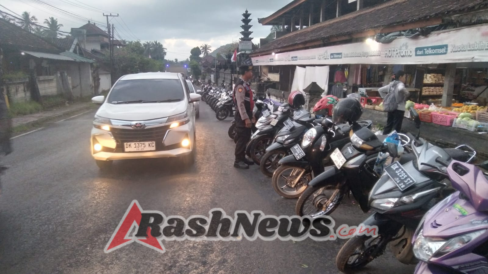Guna Mencegah Terjadinya Tindak Kriminalitas, Anggota Unit Samapta Polsek Manggis Melaksanakan Patroli di Area Pasar.