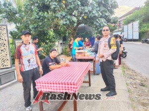 Bhabinkamtibmas Desa Nyuhtebel Bersama Dengan Pemerintah Desa, Melaksanakan Kegiatan Pengamanan Pasar Murah.