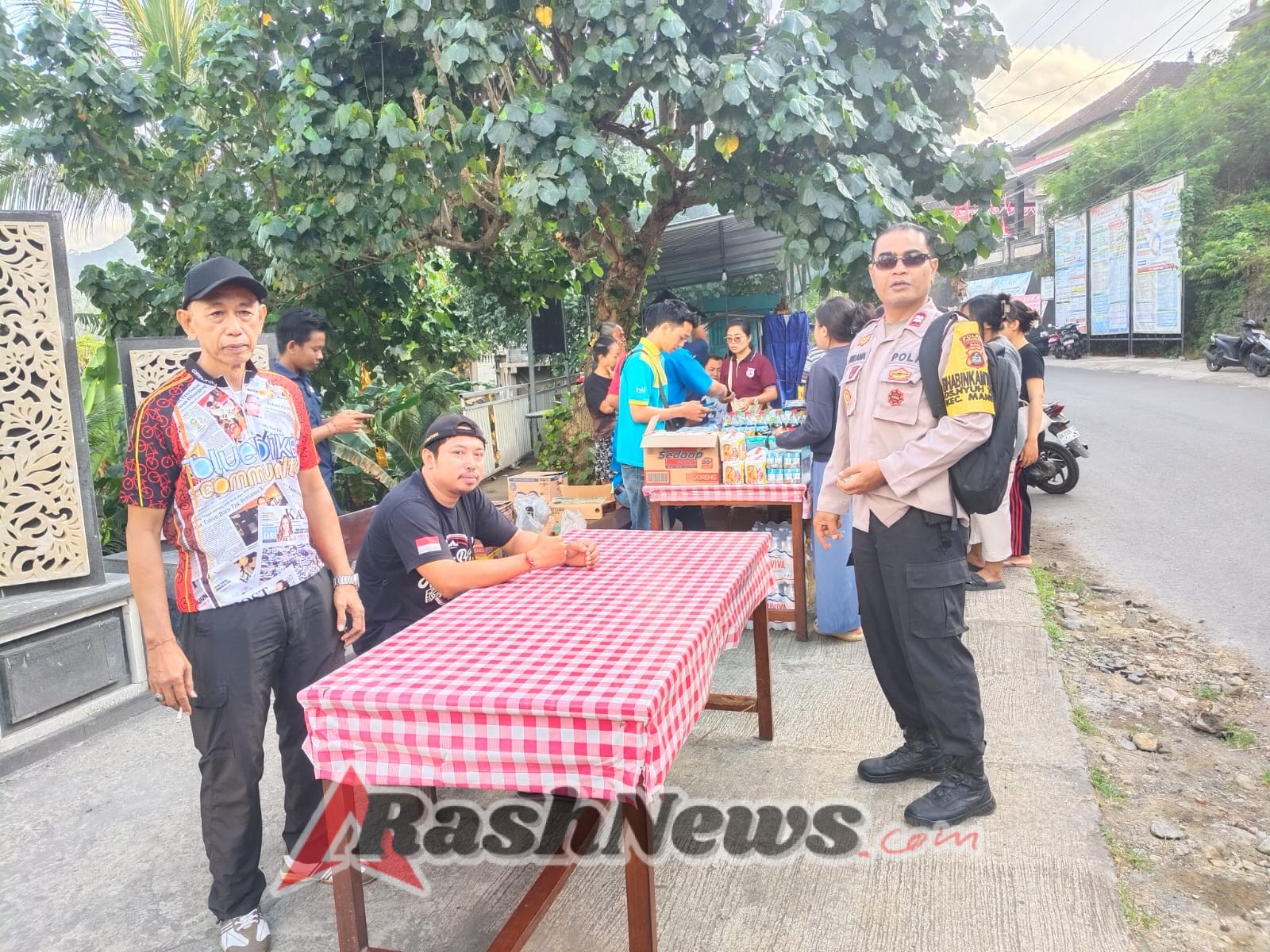 Bhabinkamtibmas Desa Nyuhtebel Bersama Dengan Pemerintah Desa, Melaksanakan Kegiatan Pengamanan Pasar Murah.