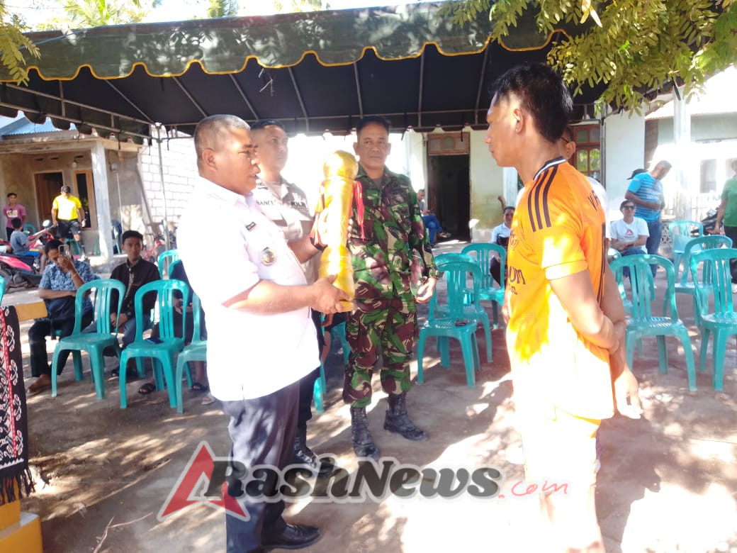 Hadiri Pembukaan Turnamen Sepak Bola,Babinsa Berikan Rasa Aman Kepada Warga Saat Menonton Pertandingan