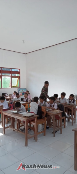 Sertu Risdianto Lonameo dan Koptu Alis Sinlae Turun Langsung Salurkan Makanan Bergizi