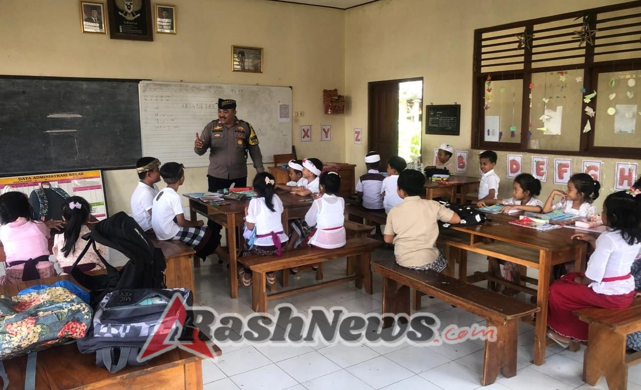 Tanamkan Disiplin Sejak Dini, Bhabinkamtibmas Desa Singakerta Sambangi Lingkungan Pendidikan