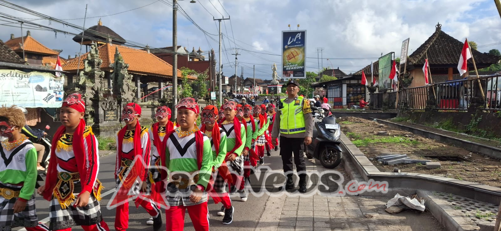 Kapolsek Marga Pimpin Pengamanan Gerak Jalan Tingkat SD Kecamatan Marga Menyambut HUT RI Ke 80