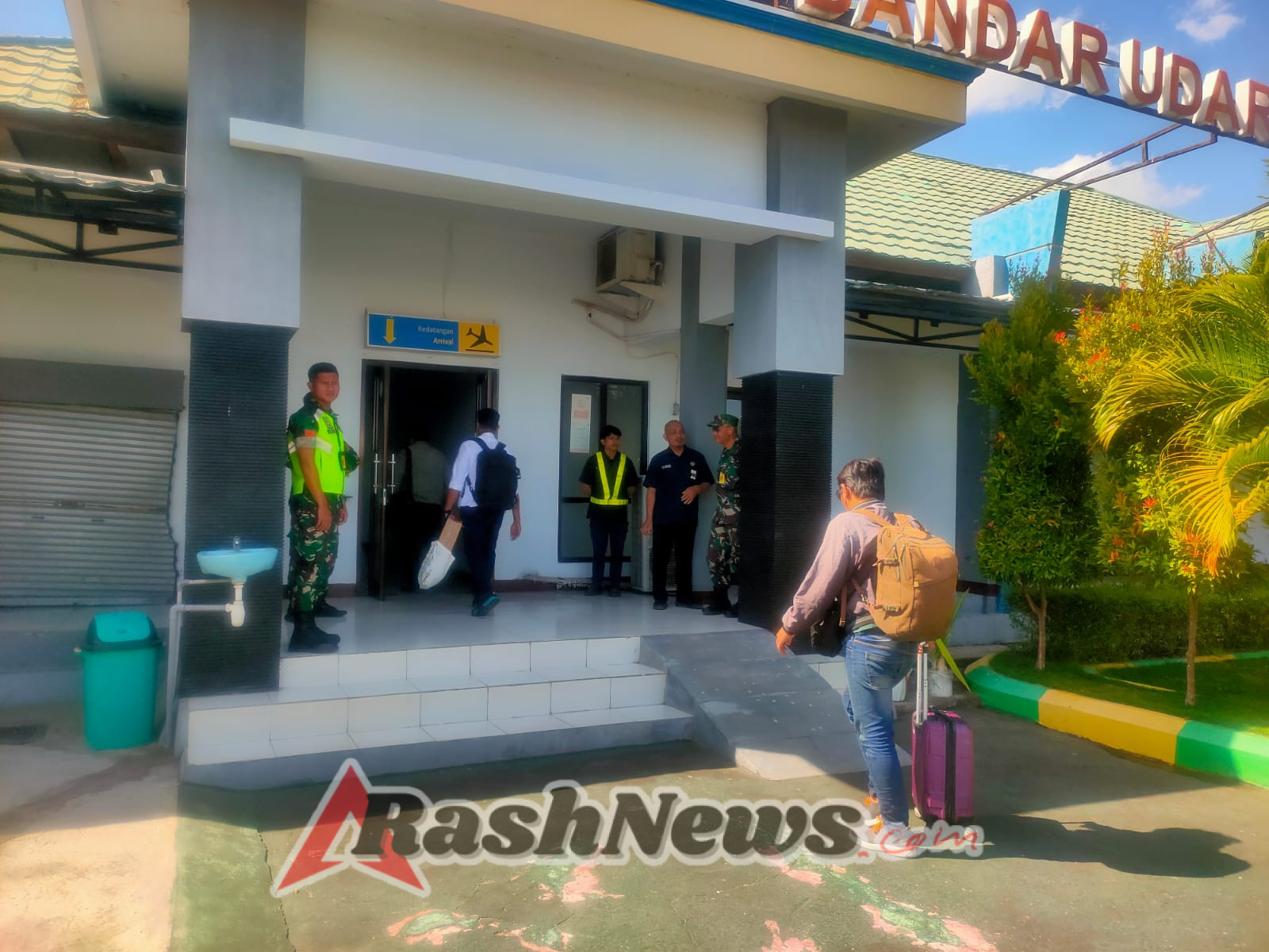 Babinsa Lakukan Pengamanan Penerbangan di Bandara Wunopito Lewoleba