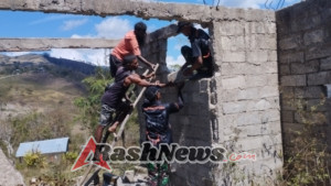 Pos Fohululik Turun Langsung Bantu Dalam Perehaban Rumah Warga Desa Lutarato