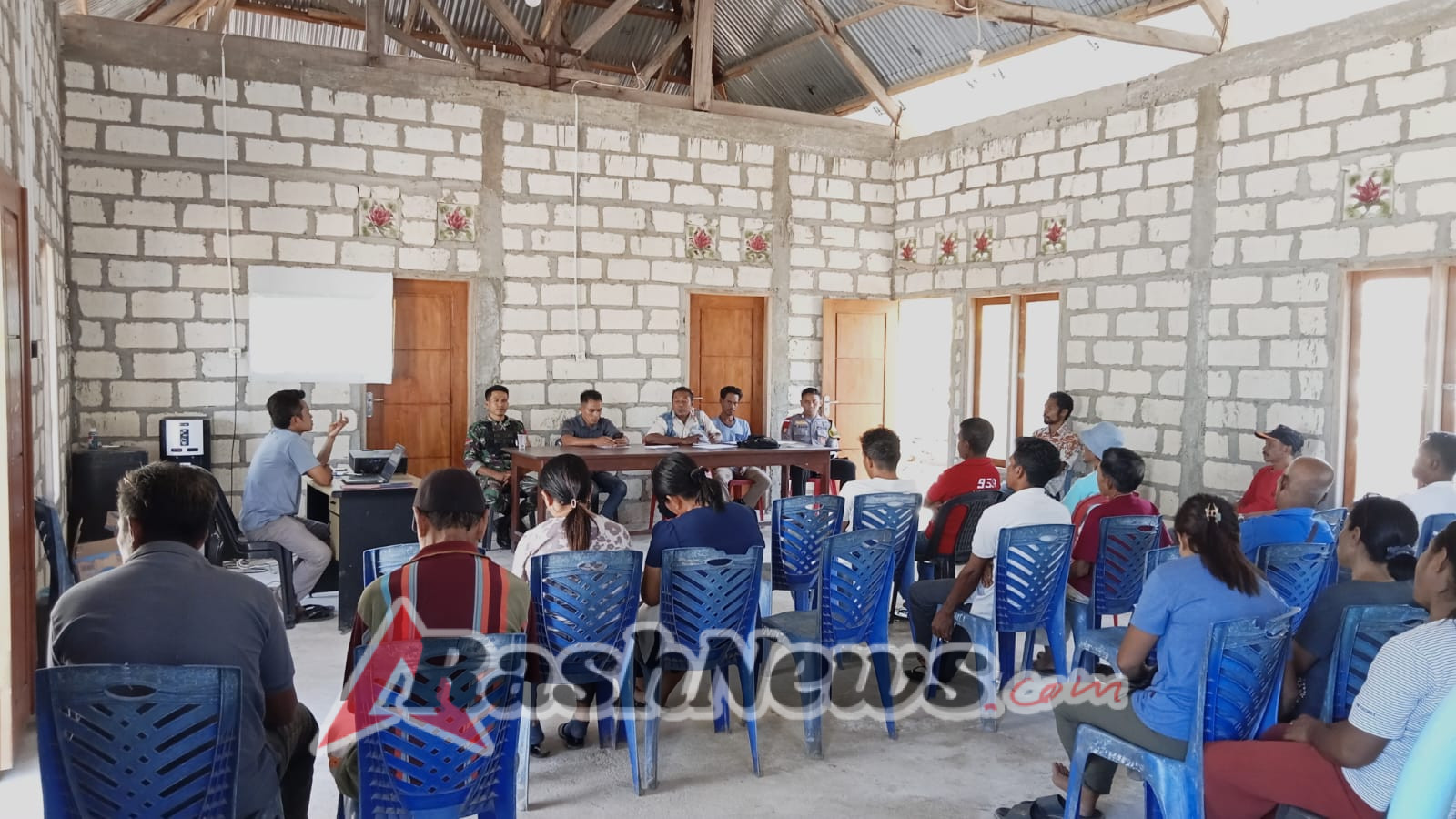 Dukung Program Desa Babinsa Sertu Hadiri Rapat Perubahan Satu APBDes Tahun 2025