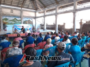 Babinsa Poh Bergong Kawal Penyaluran BLT DD untuk 38 Warga Penerima Manfaat