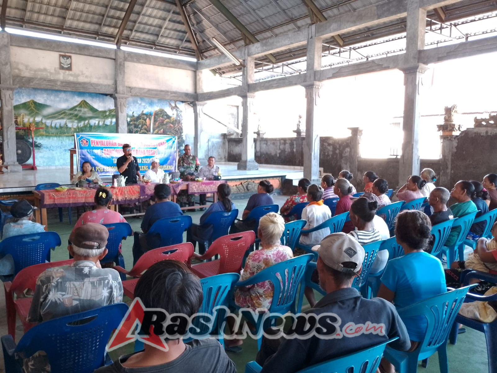 Babinsa Poh Bergong Kawal Penyaluran BLT DD untuk 38 Warga Penerima Manfaat