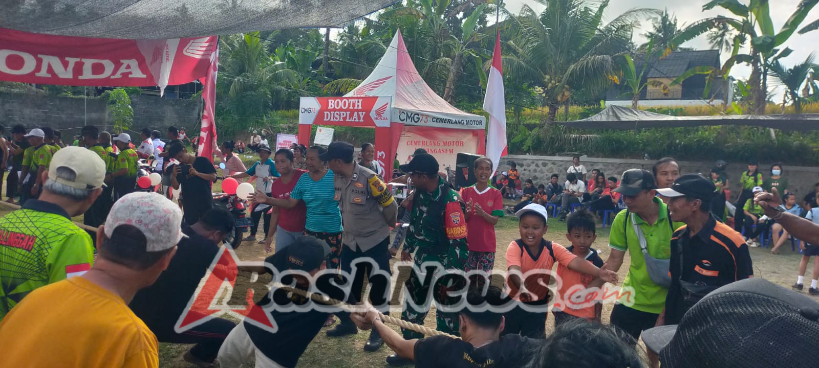 Dukung kelancaran rangkaian HUT kemerdekaan RI ke-80, Babinsa 1623-01/Karangasem amankan lomba tarik tambang.