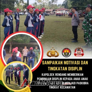 Kapolsek Rendang Melaksanakan Pembinaan Disiplin Kepada Anak-anak Sekolah Yang Terpilih Paskibra Kecamatan Rendang Tahun 2025