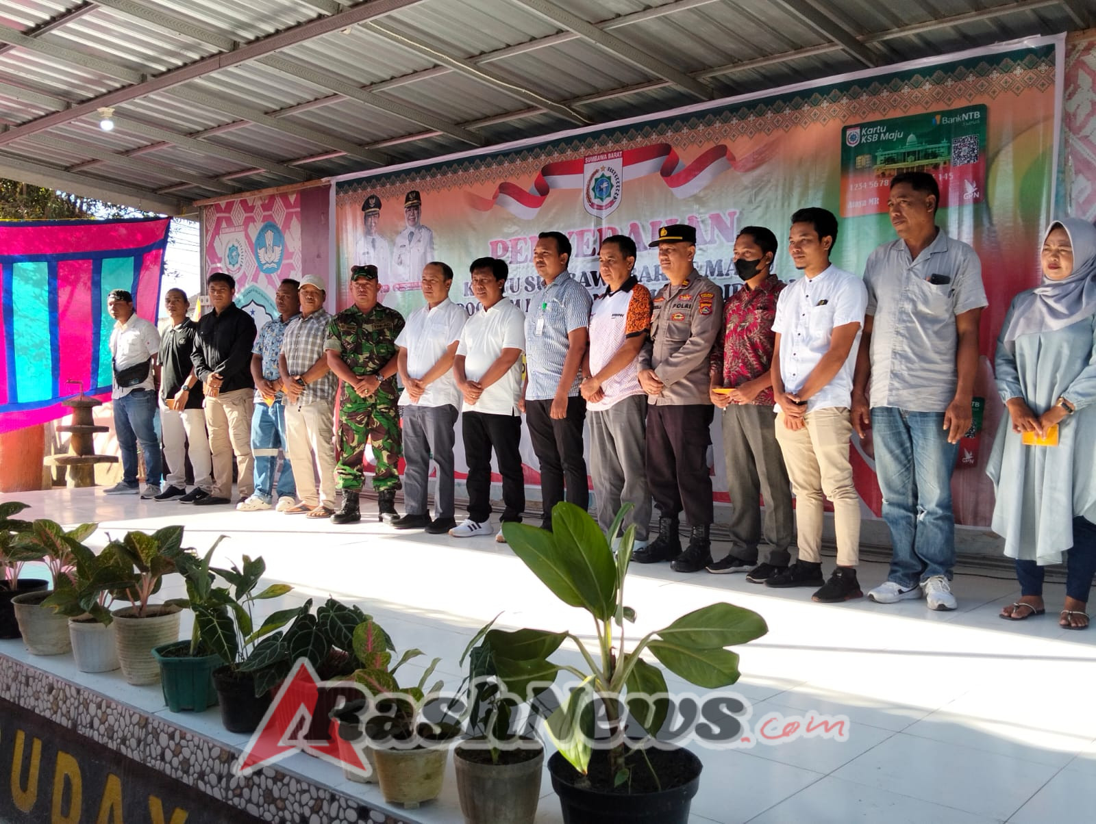 Wujud Kepedulian Pendidikan, Babinsa Sumbawa Barat Hadiri Penyerahan KSBM di SDN Goa