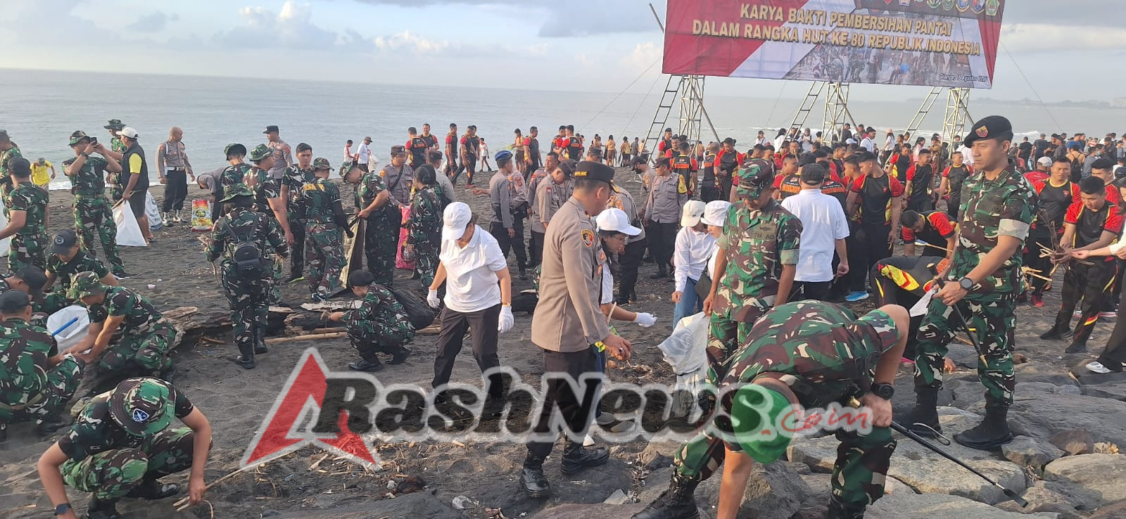 Kapolsek Sukawati Hadiri Karya Bakti HUT ke-80 RI Ribuan Orang Bersihkan Pantai Lembeng di Gianyar