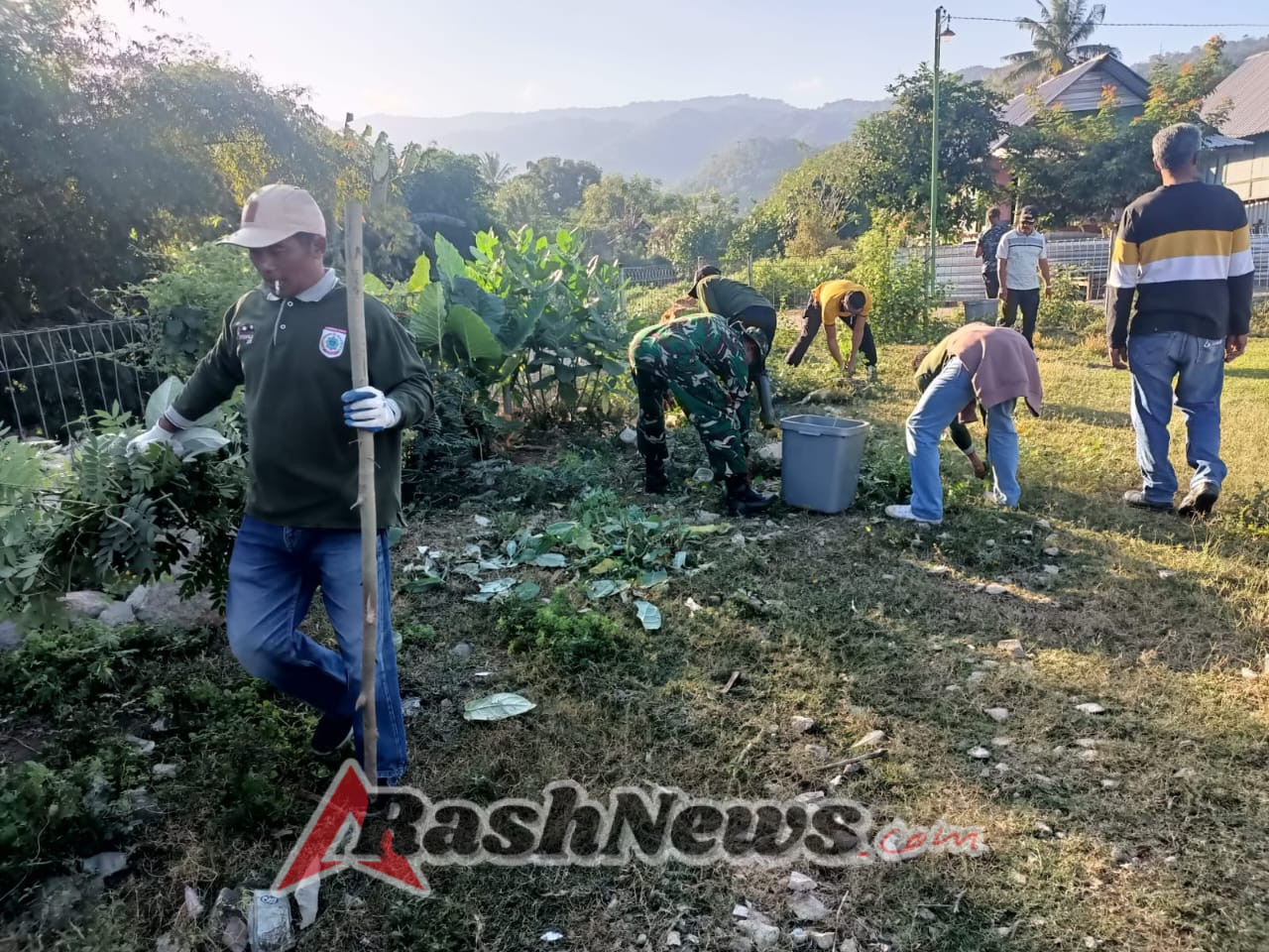 Sambut HUT RI ke-80, Koramil 1628-03/Seteluk Ajak Forkopimcam Gelar Kerja Bakti