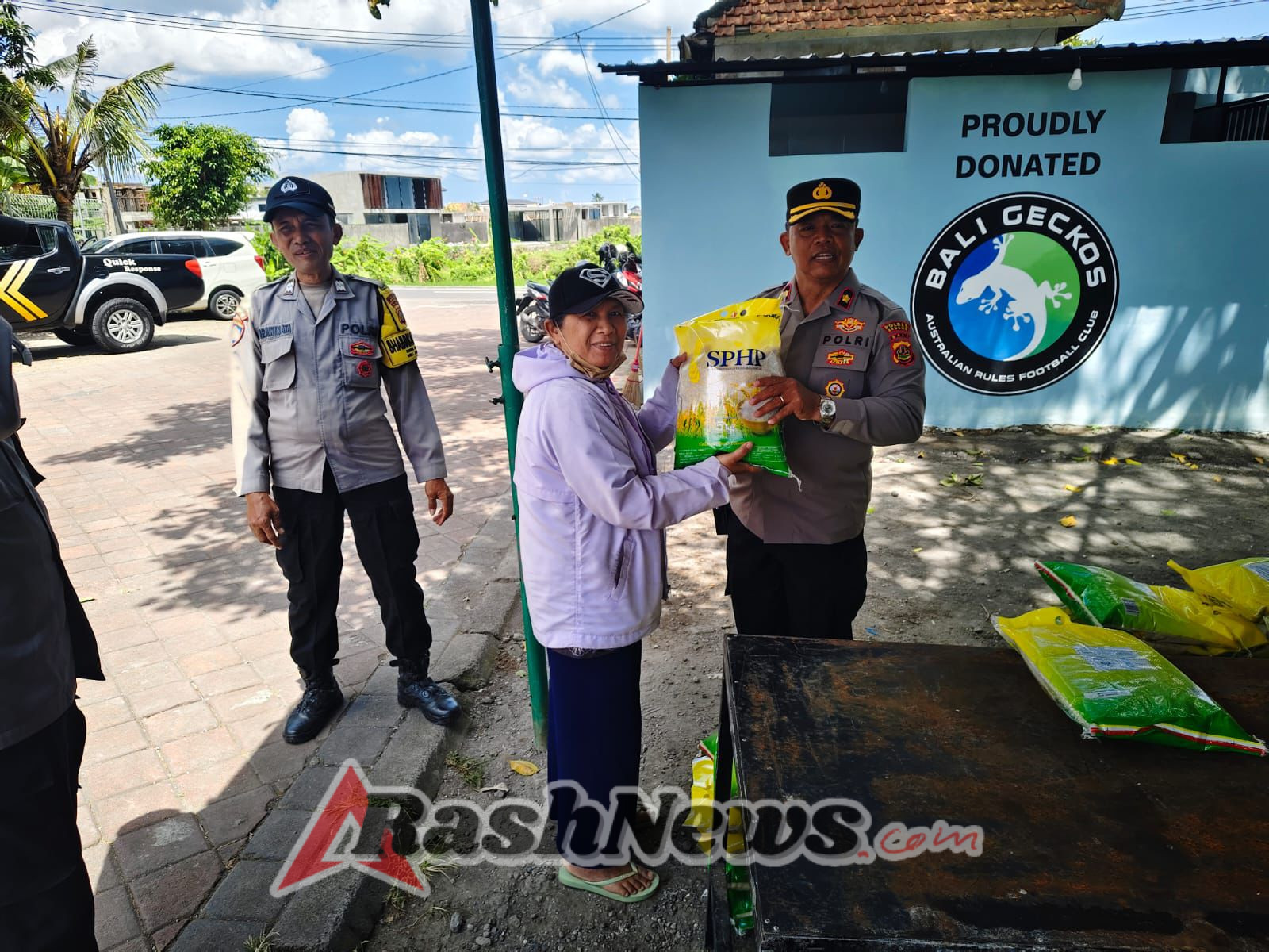 Ratusan Warga Serbu Pasar Murah Polsek Mengwi