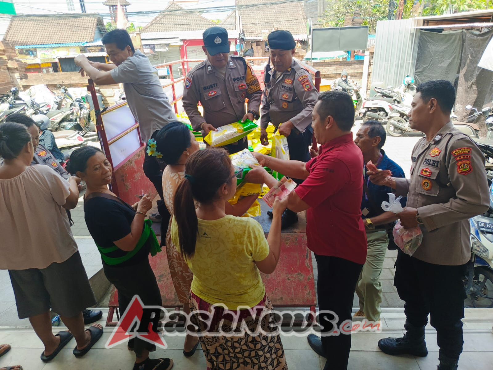 Pasar Murah Polsek Kuta Utara, Hitungan Jam Beras Bulog ( SPHP ) Habis Di Borong Masyarakat