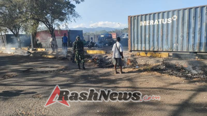 Babinsa Koramil 1624-03/Lewoleba Turut Serta dalam Karya Bakti di Pelabuhan Lewoleba.