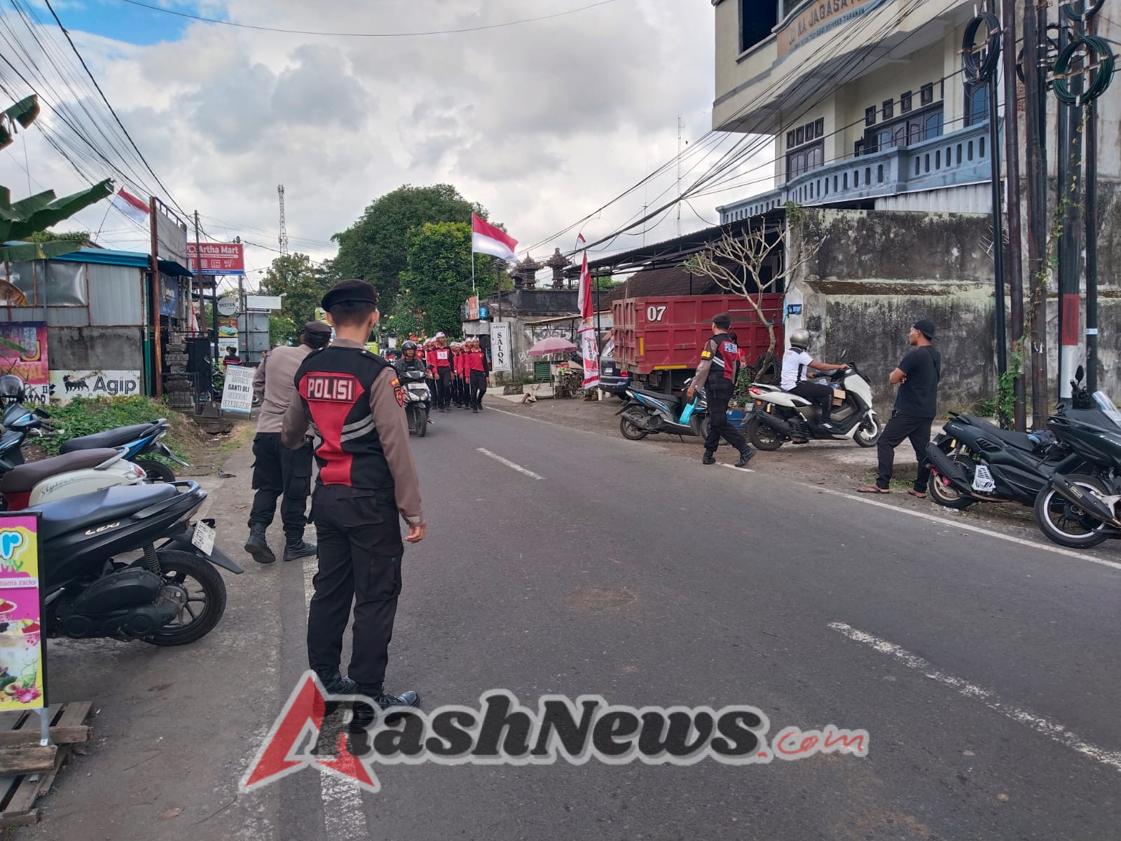 Atensi Kemacetan dan Laka, Polsek Kediri Gelar Personil Laksanakan Pengamanan Gerak Jalan Santai