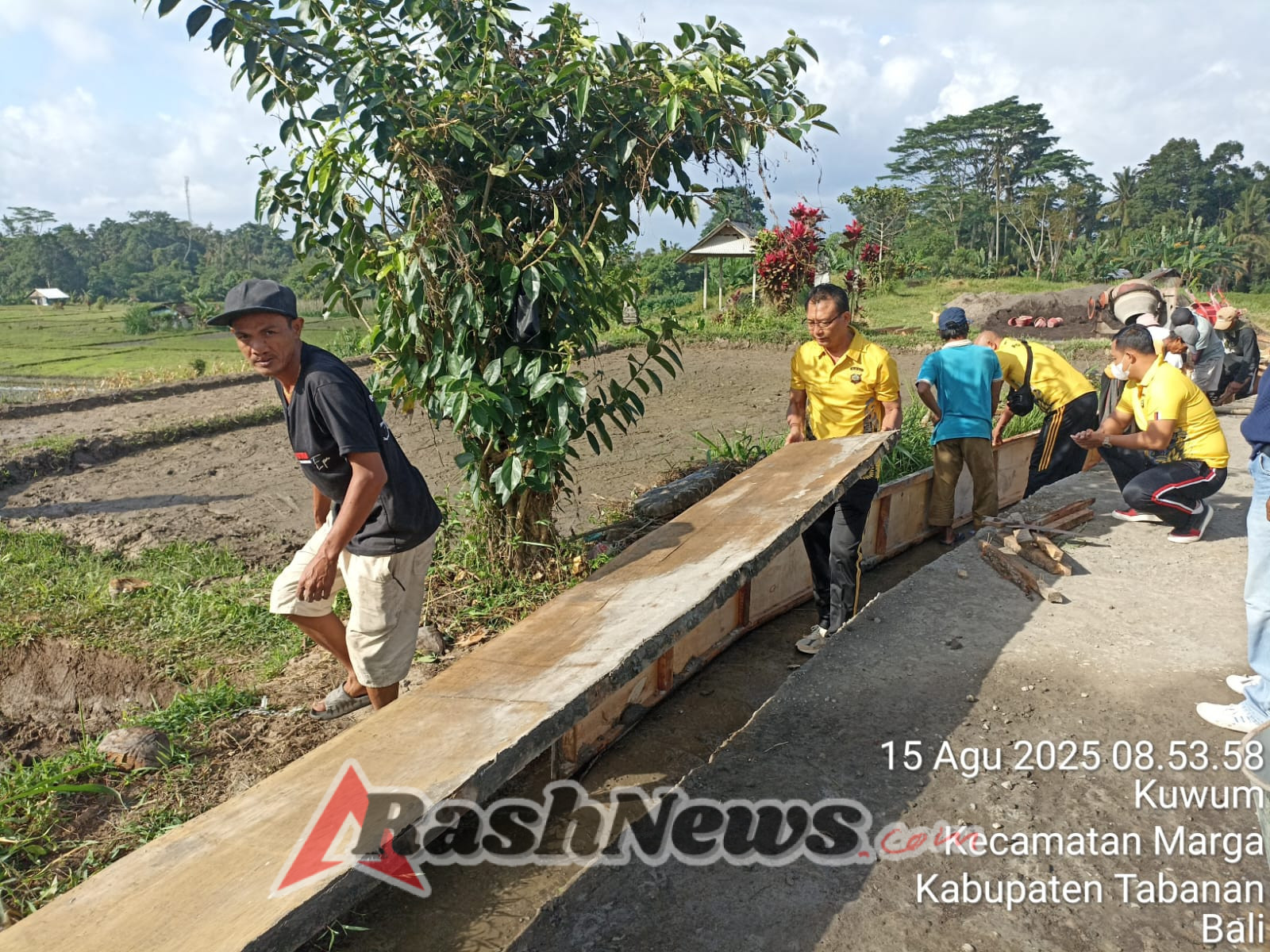 Kapolsek Marga Bersama Personil Gotong Royong Perbaiki Saluran Irigasi Subak Uma Wani