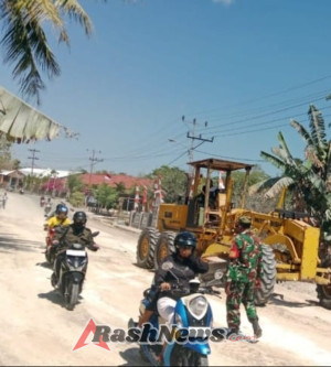 Sinergi TNI dan Dinas PU Perbaiki Jalan Aspal Rusak di Nusaklain