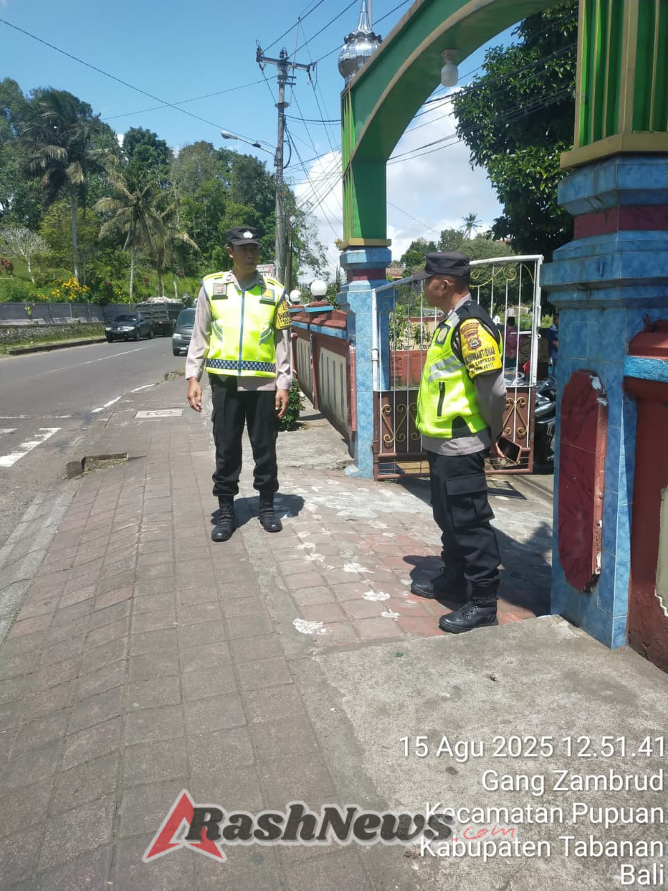 Polsek Pupuan Hadir di Tengah Masyarakat, Amankan Pelaksanaan Ibadah Sholat Jumat Dengan Kondisi Aman dan Nyaman