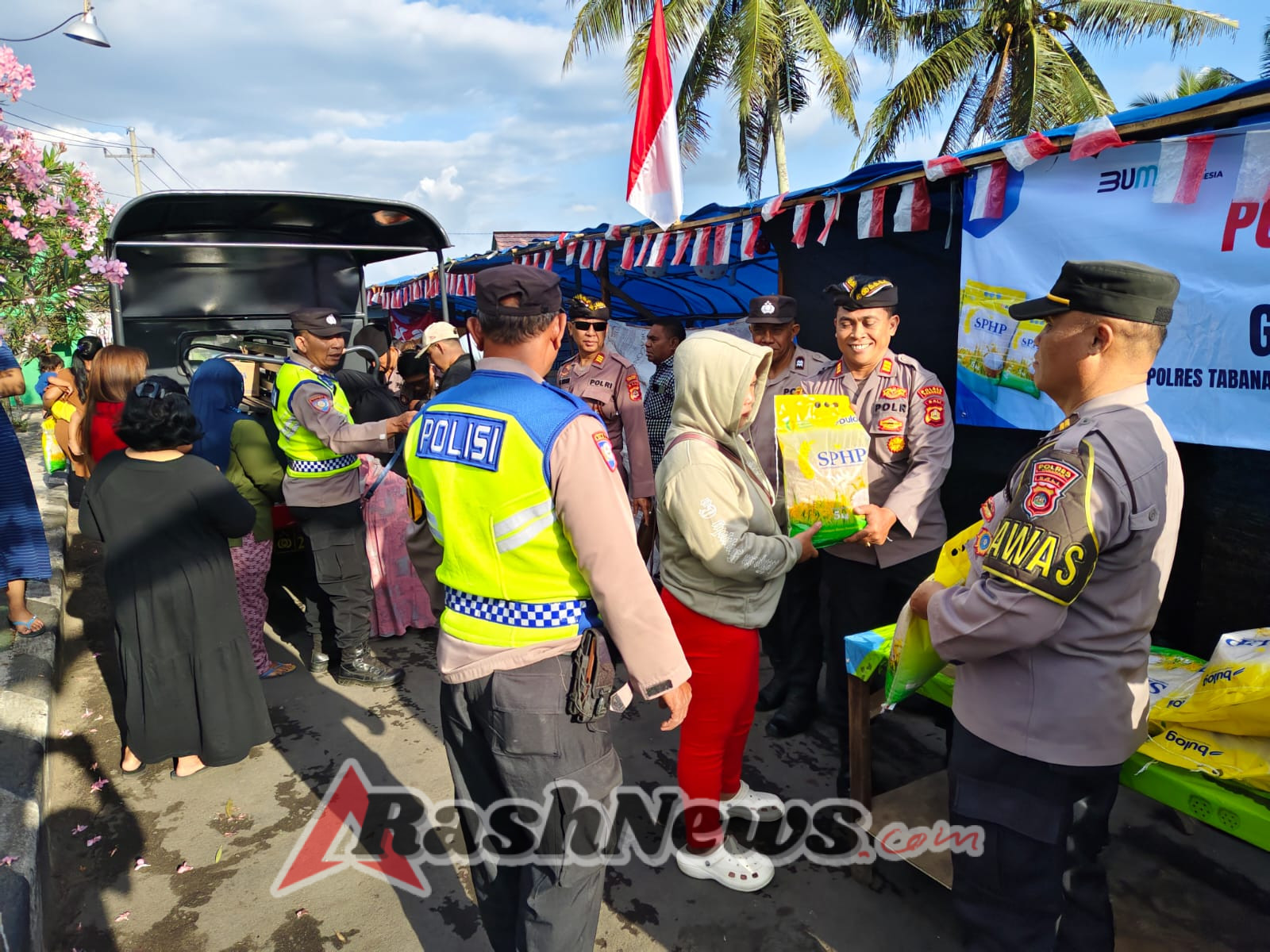 Antrean Panjang Mewarnai Bazar Pangan Beras Murah Polsek Kerambitan.