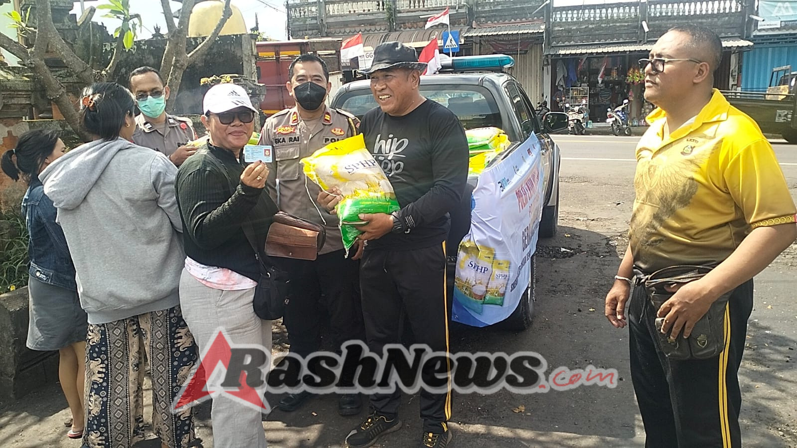 Sambut HUT RI ke-80, Polsek Selemadeg Gelar Gerakan Pangan Murah, Salurkan 3 Ton Beras untuk Warga