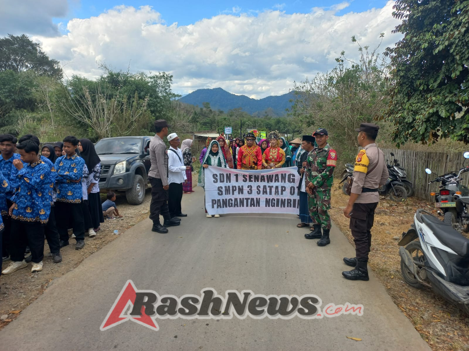 ‎Babinsa Koramil 1607-03/Ropang Turut Kawal Pawai Budaya HUT ke-80 RI di Orong Telu