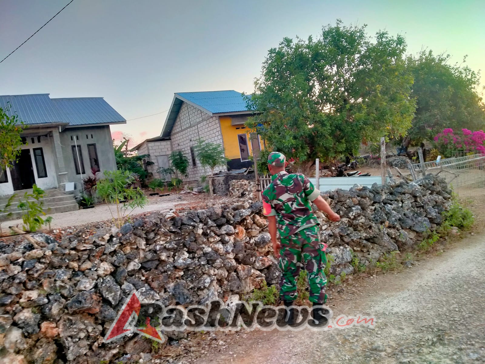 Sidak Babinsa di Desa Sanggaoen, Pemasangan Bendera Jadi Bagian Lomba Desa