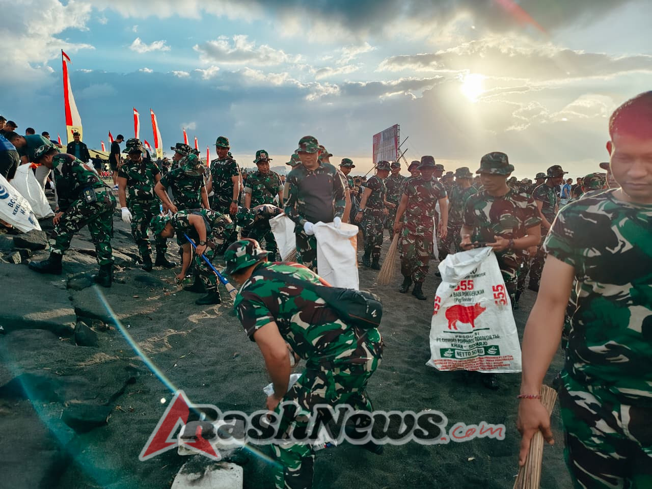 Sambut HUT Ke 80 Kemerdekaan RI, Prajurit Kodam IX/Udayana Serbu Pantai Lembeng