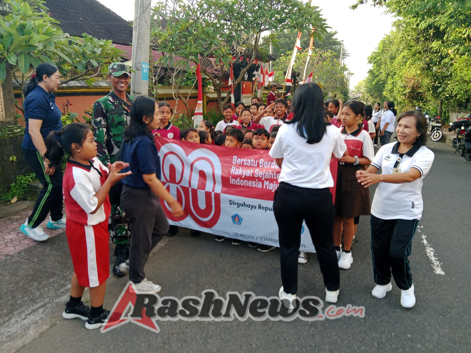 TNI Dan Polri Di Semarapura Kangin Dampingi Jalan Santai SDN 2