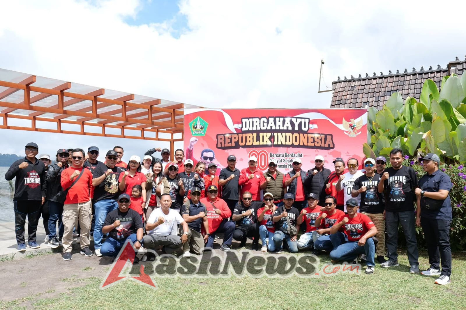 Bupati Tabanan Tebar 10 Ribu Benih Ikan Nila di Danau Beratan