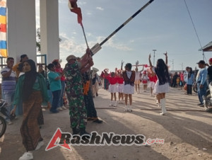 Pererat Kemanunggalan, Babinsa Maurole Terjun Langsung di Karnaval HUT RI
