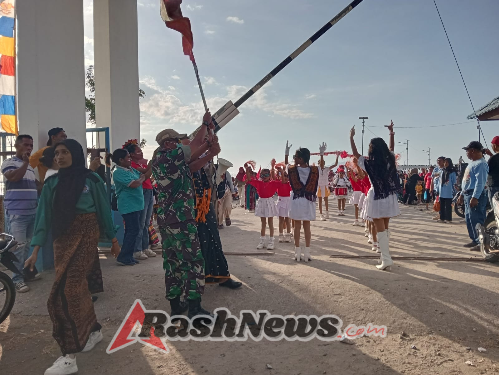 Pererat Kemanunggalan, Babinsa Maurole Terjun Langsung di Karnaval HUT RI