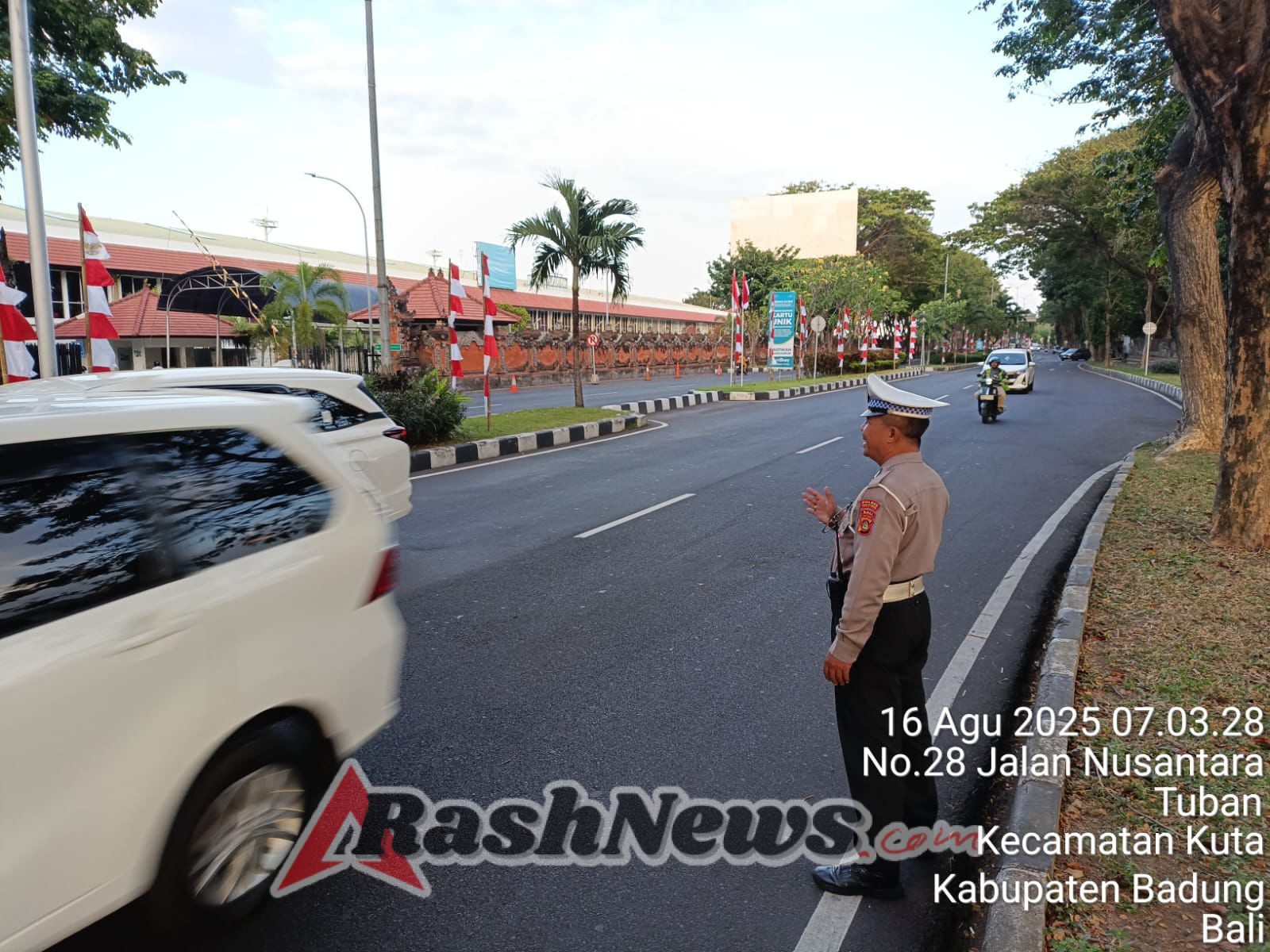 Wujud Pelayanan Prima, Satlantas Bandara Ngurah Rai Atur Lalu Lintas Pagi Hari